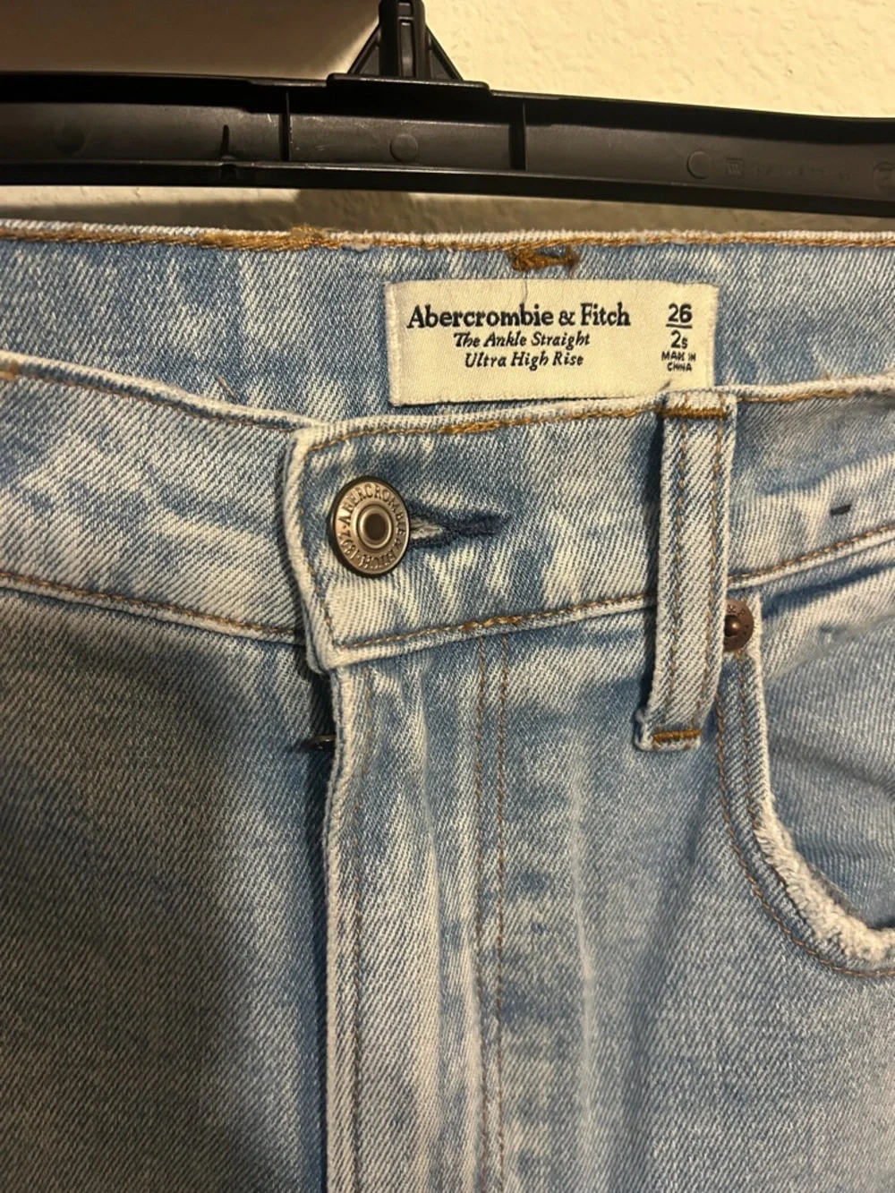 Abercrombie high waisted ankle straight jeans. - Picture 2 of 4